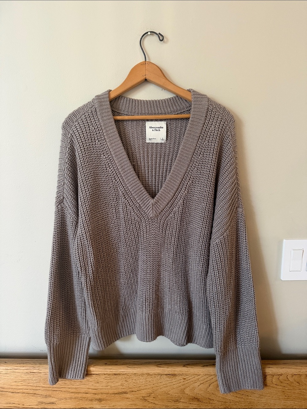 Abercrombie & Fitch Taupe Thick V-Neck Knit Sweater Size L